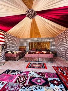 瓦迪拉姆Rum Aranda camp & Jeep Tour的大房间设有两张床和一张大地毯