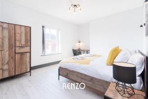 德比Central 2 Bed Apartment in Derby by Renzo, Free Wi-Fi, Ideal for contractors的白色卧室配有床和木柜