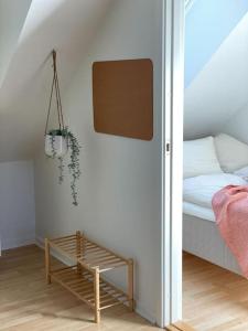 欧登塞Ophold i hjertet af Odense!的小房间设有一张床和一张桌子