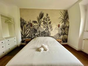 泰昂维Charmant Apt White&Grey 3BR Proche Centre et Gare的卧室配有白色的床铺和壁画