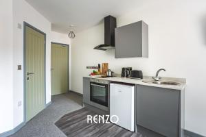 Bright and Spacious 1 Bed Apartment in Derby by Renzo, Perfect Hotel Alternative的厨房或小厨房