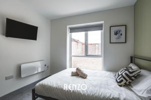 Bright and Spacious 1 Bed Apartment in Derby by Renzo, Perfect Hotel Alternative客房内的一张或多张床位