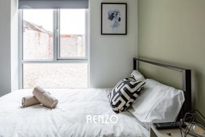 Bright and Spacious 1 Bed Apartment in Derby by Renzo, Perfect Hotel Alternative客房内的一张或多张床位