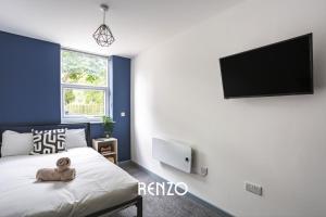 德比Incredible 1-bed Apartment in Derby by Renzo, Central Location!的一间卧室配有一张床和一台平面电视