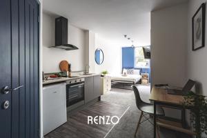德比Incredible 1-bed Apartment in Derby by Renzo, Central Location!的厨房配有书桌和带笔记本电脑的桌子