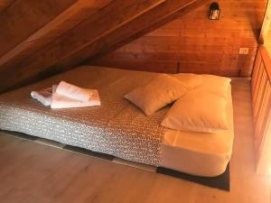 拉奥罗塔瓦Cozy Mountain Chalet的阁楼上的一张床位,上面有两个枕头