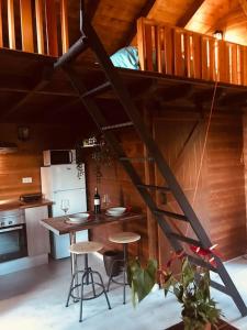 拉奥罗塔瓦Cozy Mountain Chalet的厨房设有阁楼,配有桌椅
