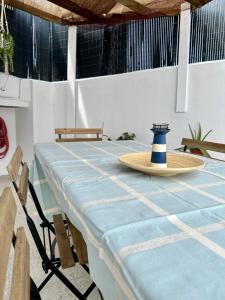 拉科鲁尼亚CasaLola - Corme Porto的一张蓝色和白色的桌子,上面有帽子