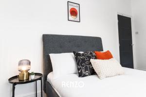 诺丁汉Charming 2-bed Apartment in Nottingham by Renzo, Modern Design, Brilliant Location的卧室配有带枕头和灯的白色床