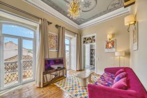 西尔韦斯Casa Riad Yasmin的客厅配有紫色沙发和窗户