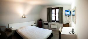 泽尔扎特JFK Hotel Zelzate - Gent的一间卧室配有一张床、一张书桌和一个窗户。