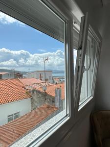 拉科鲁尼亚CasaLola - Corme Porto的享有屋顶景致的窗户