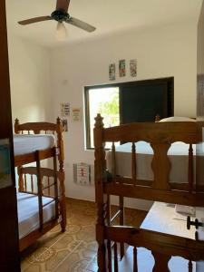 瓜鲁雅Alma de Maré Hostel的客房设有两张双层床和一扇窗户。