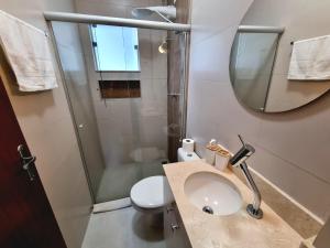 圣洛伦索Casa Gómez的带淋浴、盥洗盆和镜子的浴室