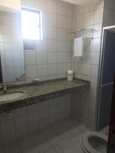 福塔莱萨博里斯公寓酒店 的一间带水槽和镜子的浴室