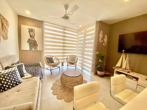 卡塔赫纳Fantastic Apartment/Beach Front Luxury的客厅配有沙发和桌椅