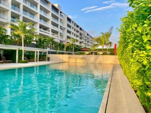 卡塔赫纳Fantastic Apartment/Beach Front Luxury的大楼前的游泳池