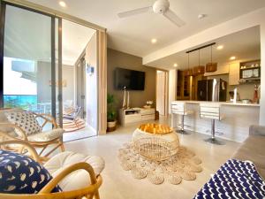 卡塔赫纳Fantastic Apartment/Beach Front Luxury的一间带桌椅的客厅和一间厨房