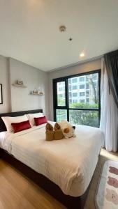 芭堤雅市中心The base Central Pattaya by Numam 38的卧室设有一张大白色的床和大窗户