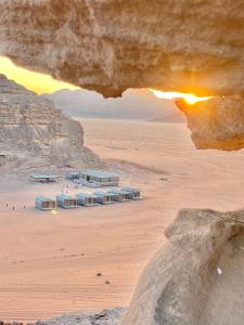 瓦迪拉姆Rum Nights Bedouin Camp的享有海滩和沙漠中建筑的景色