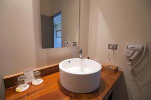 普孔Hotel Enjoy Pucon的浴室设有大型白色水槽和镜子