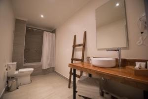 普孔Hotel Enjoy Pucon的一间带水槽和卫生间的浴室