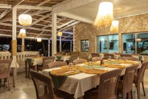 迭戈苏瓦雷斯Royal Sakalava的用餐室配有桌椅和吊灯。