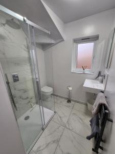 吉尔福德Modern 3 bedroom home in Guildford. Sleeps 8的带淋浴和盥洗盆的浴室