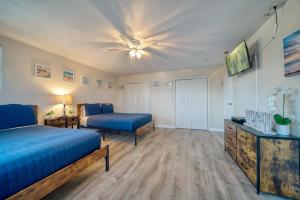 克利尔沃特卡米洛特海滩套房酒店的一间卧室配有两张床和吊扇