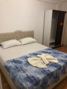 阿纳穆尔Anamur Butik Otel的床上有两条毛巾