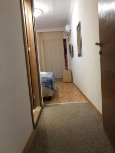 阿纳穆尔Anamur Butik Otel的走廊,门通往带一张床的房间
