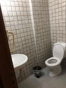 阿纳穆尔Anamur Butik Otel的一间带卫生间和水槽的浴室