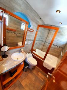 阿约拉港Casa Ocean Pier的一间带水槽、卫生间和镜子的浴室