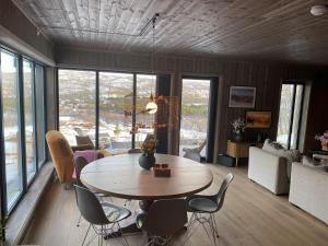 耶卢Budalstølen-ny og flott hytte-sentral beliggenhet的客厅配有桌椅