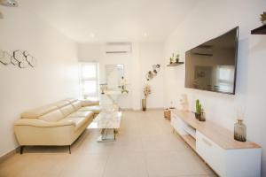 CantonmentsAccra Luxury Apartments @ Pine Court的带沙发和电视的客厅