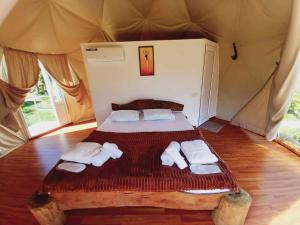 巴统Amaghlebakari的帐篷内一间卧室,配有一张床