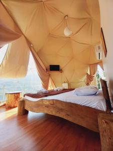 巴统Amaghlebakari的帐篷内一间卧室,配有一张床