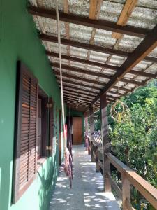 乌巴图巴Sarue Lodge的建筑的一侧有遮阳篷