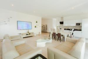 CantonmentsAccra Luxury Apartments @ Pine Court的带沙发的客厅和用餐室
