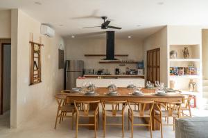 女人岛Villa Saadhu with fantastic oceanview的厨房以及带木桌和椅子的用餐室。