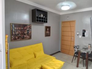 圣湖镇Apartamento Completo e Aconchegante的客厅配有黄色的沙发和桌子