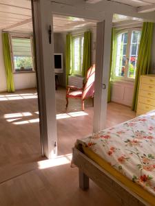 OberburgB&B tannen124的一间卧室配有一张床、一把椅子和窗户。