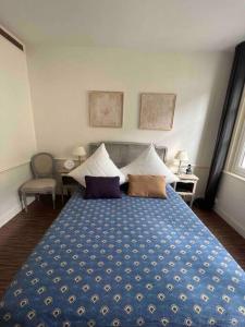 滨海图维列Ravissante maison de pêcheurs Trouville proche centre et gare的一间卧室配有蓝色的床和枕头
