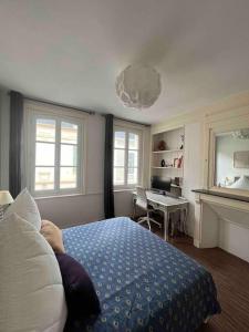 滨海图维列Ravissante maison de pêcheurs Trouville proche centre et gare的一间卧室配有一张床和一张书桌