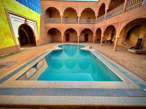 梅尔祖卡梅森梅思佳旅馆的一座建筑的庭院中的游泳池