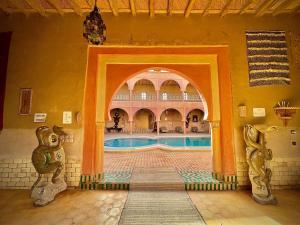 梅尔祖卡梅森梅思佳旅馆的一座带拱门的建筑中的室内游泳池