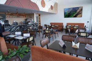 沃利迪耶Seashell的一间带桌椅的餐厅和一间酒吧