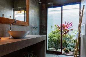 圣米格尔-杜戈斯托苏Vila de Charme的一间带水槽和大窗户的浴室