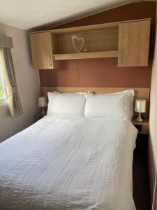 Holiday home at Parkdean Cherry Tree Holiday Park 627客房内的一张或多张床位