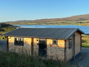 KensaleyreChieftain’s Cabin的一个带太阳能屋顶的小木屋